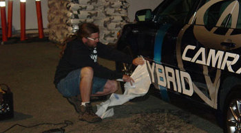 Yan (signn maker / owner) Installing Vinyl Rap on a Car Installing Vinyl Wrap on a Car